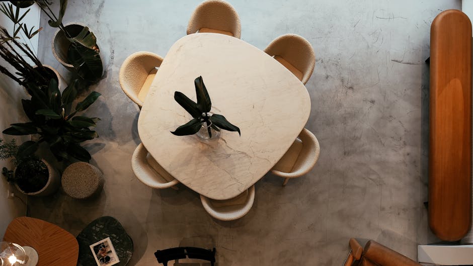 Kleiner Essplatz mit Wandbank, hellem Holztisch und warmem Licht in neutralen Beigetönen