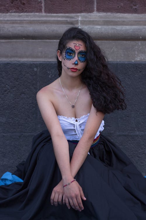 Foto d'estoc gratuïta de assegut, cabells llargs, catrina