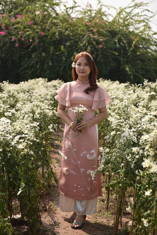 Gratis stockfoto met Aziatische vrouw, bloemen, bruin haar