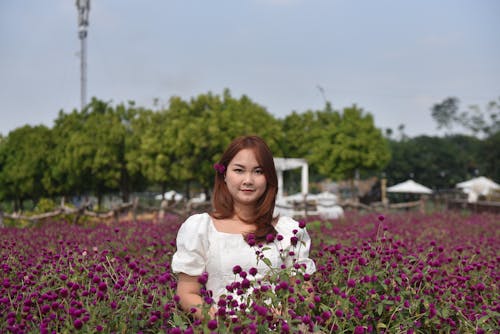 Kostnadsfri bild av äng, asiatisk kvinna, blommor
