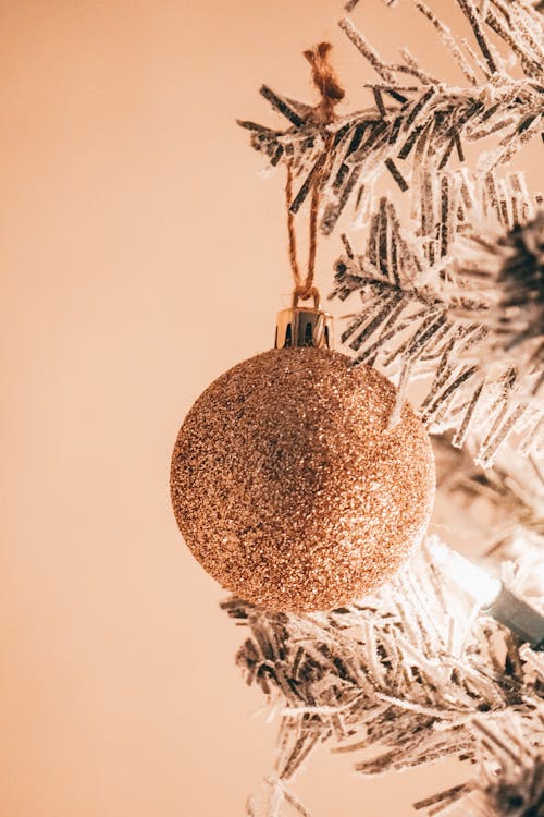 Photos gratuites de arbre de noël, arrière-plan jaune, boule de cristal