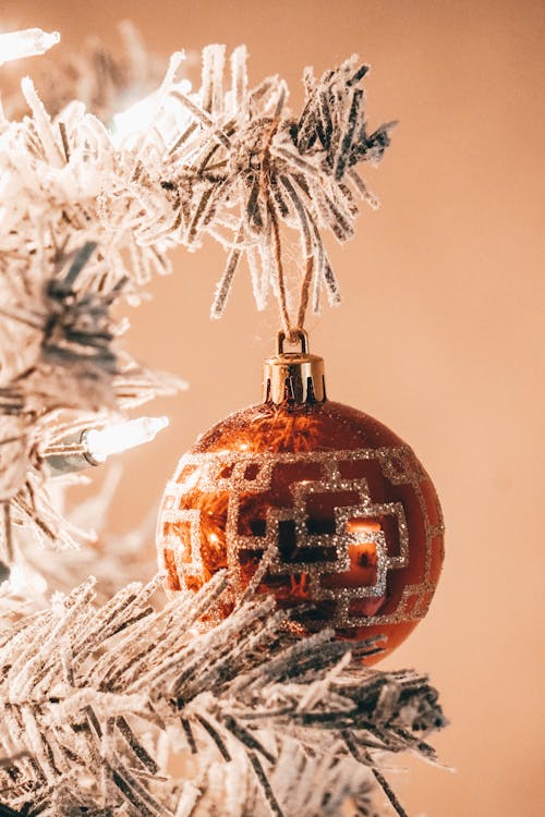 Photos gratuites de arbre de noël, arrière-plan jaune, boule de cristal