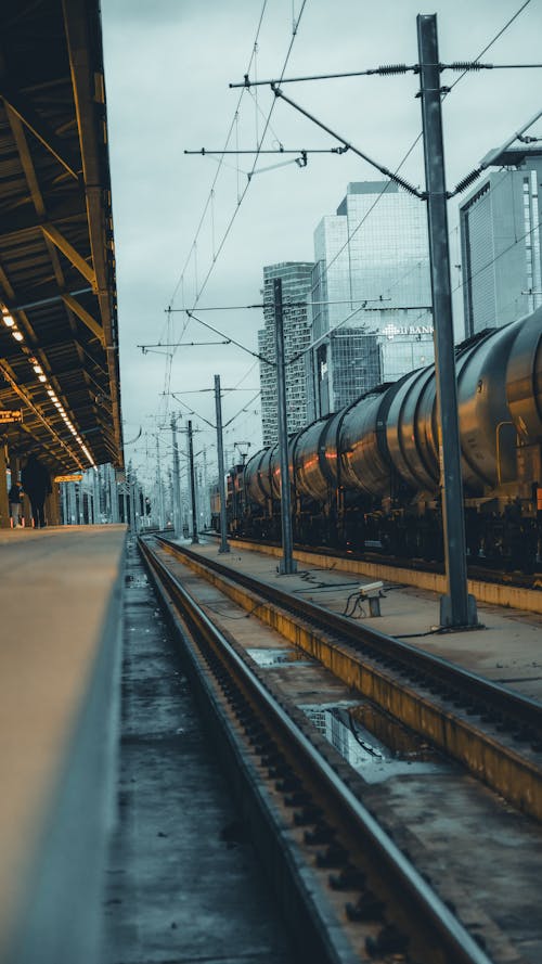 Základová fotografie zdarma na téma elektrické stožáry, koleje, města