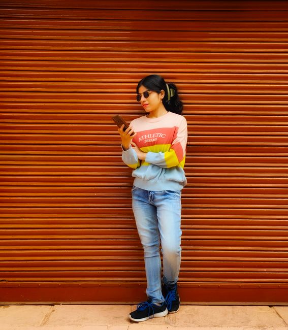 Áo nỉ colorblock với chiếc quần jeans thoải mái nhất, đi chạy việc cả ngày 🌈
#phốiđồmỗingày #multicolor #sweatshirt #jeans