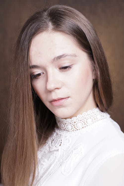 Бесплатное стоковое фото с белая блузка, вертикальный выстрел, длинные волосы
