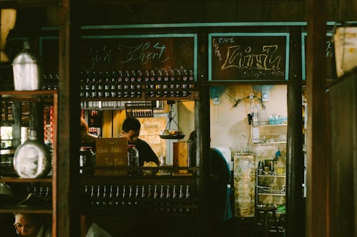 Foto profissional grátis de antigo, bar, entrada