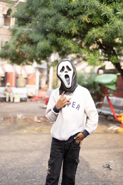 Free A person in a scream mask poses in an urban outdoor environment in Jammu. Stock Photo