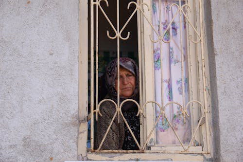 Kostenloses Stock Foto zu fenster, frau, gebäude