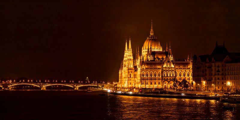 El Parlamento de Budapest iluminado junto al Danubio