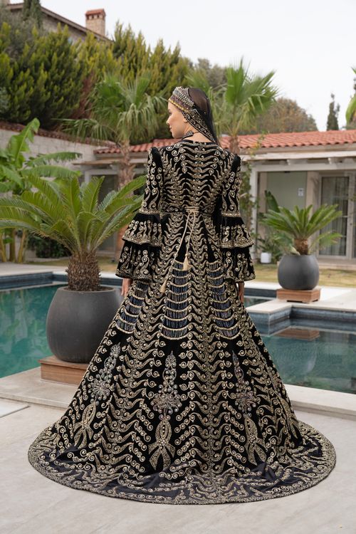 Free Exquisite traditional dress with intricate patterns, worn by a model by a pool in İzmir. Stock Photo