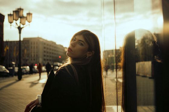 Low sun caught in a glass facade, photo by Thai Hoang on Pexels