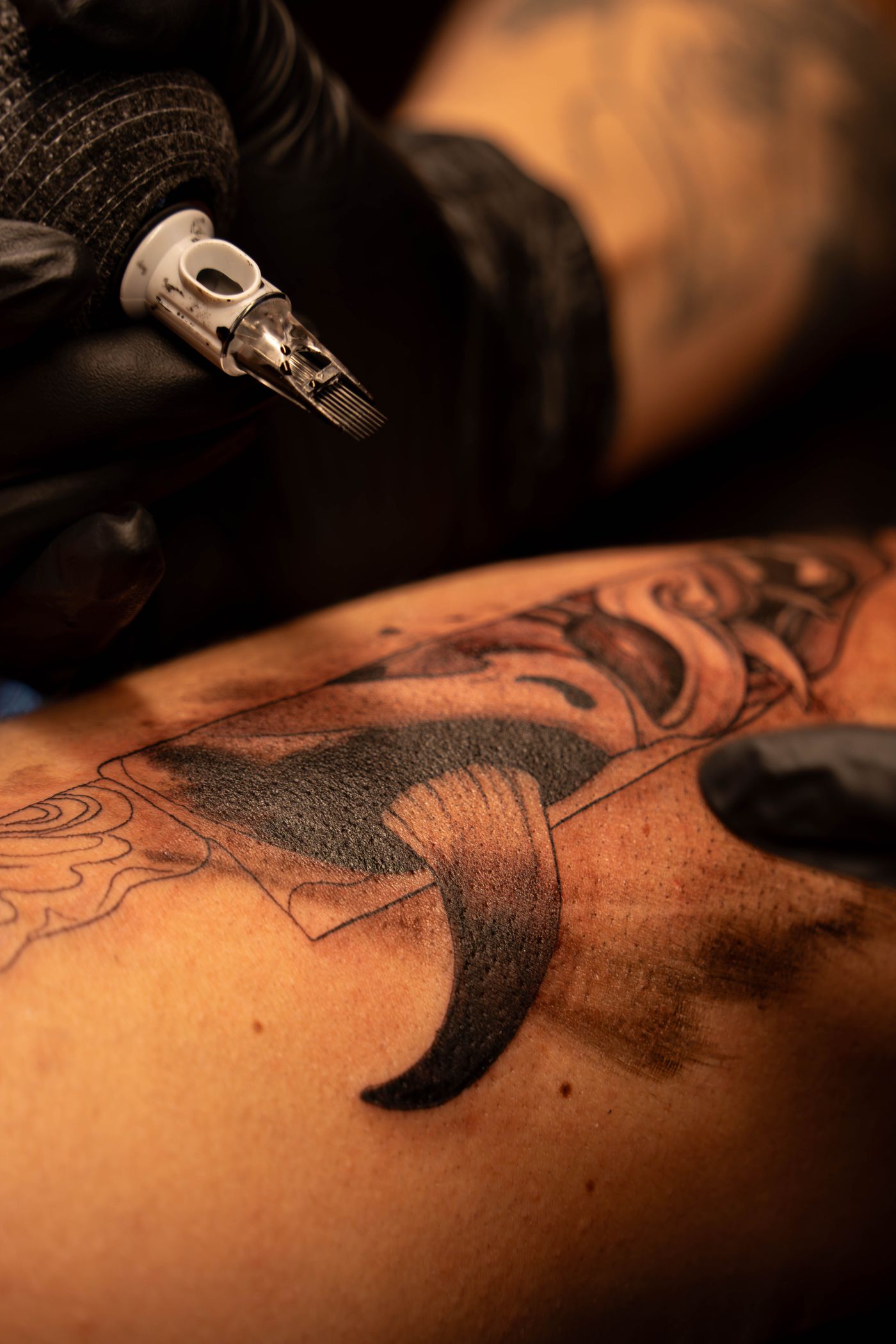 Detalhe de tatuagem em preto e cinza