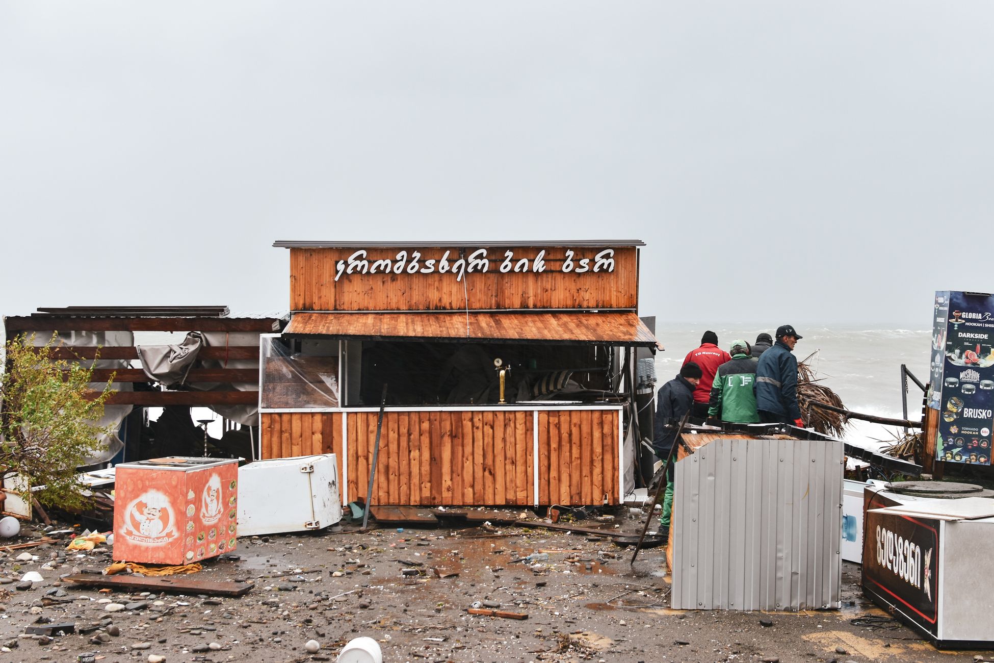 Marktkramen waaien weg door windstoten tot 70 km/u