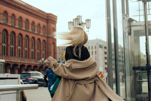 Kostenloses Stock Foto zu blond, frau, mantel