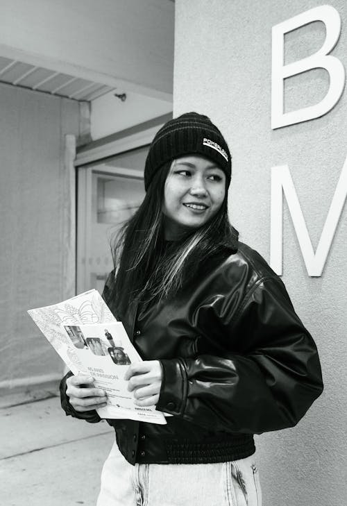 Fotobanka s bezplatnými fotkami na tému Ážijčanka, bunda, čierny a biely