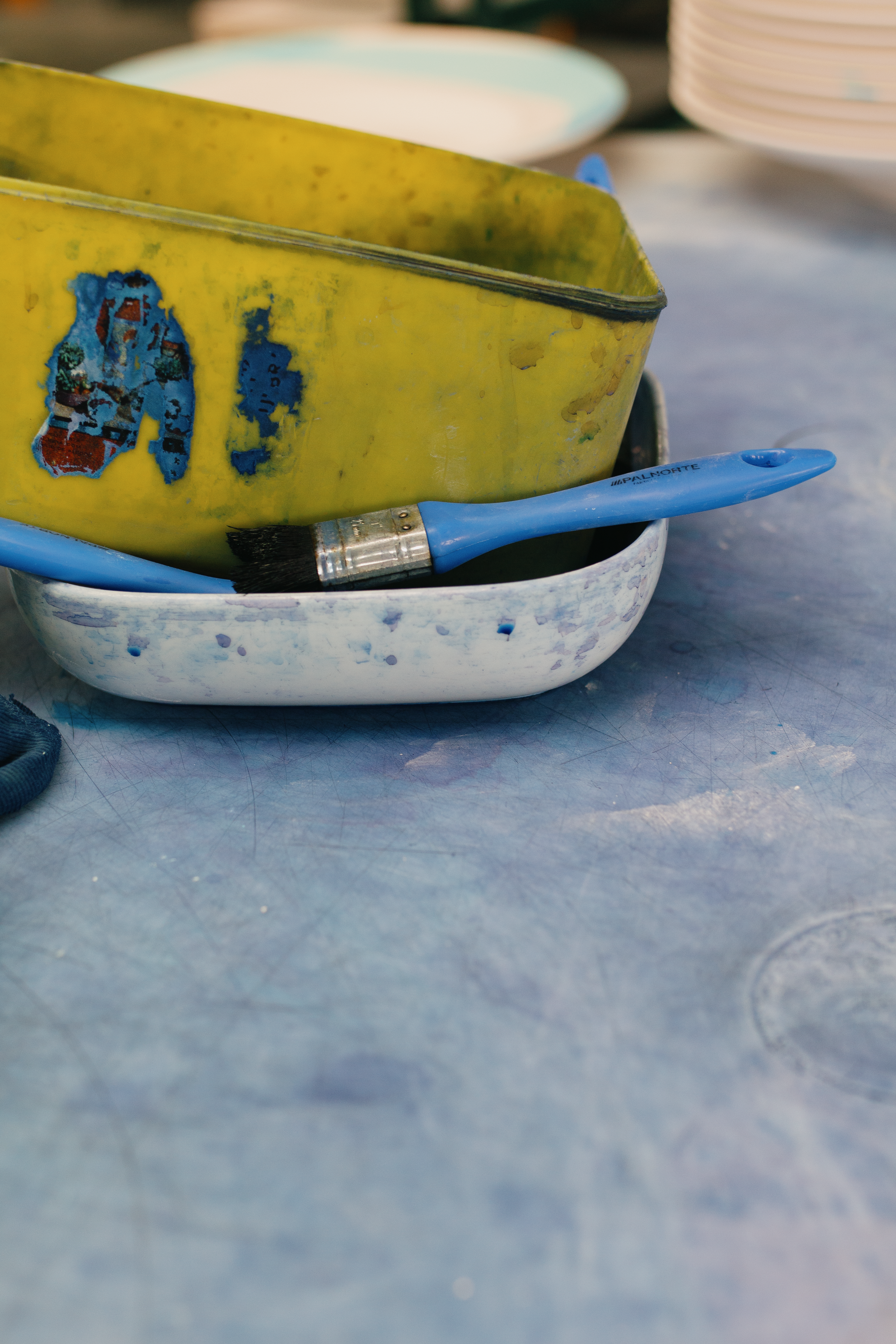 Plastic Containers and Brushes Dirty with Paint · Free Stock Photo