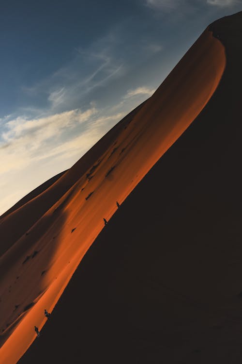 Бесплатное стоковое фото с вертикальный выстрел, голубое небо, дюна