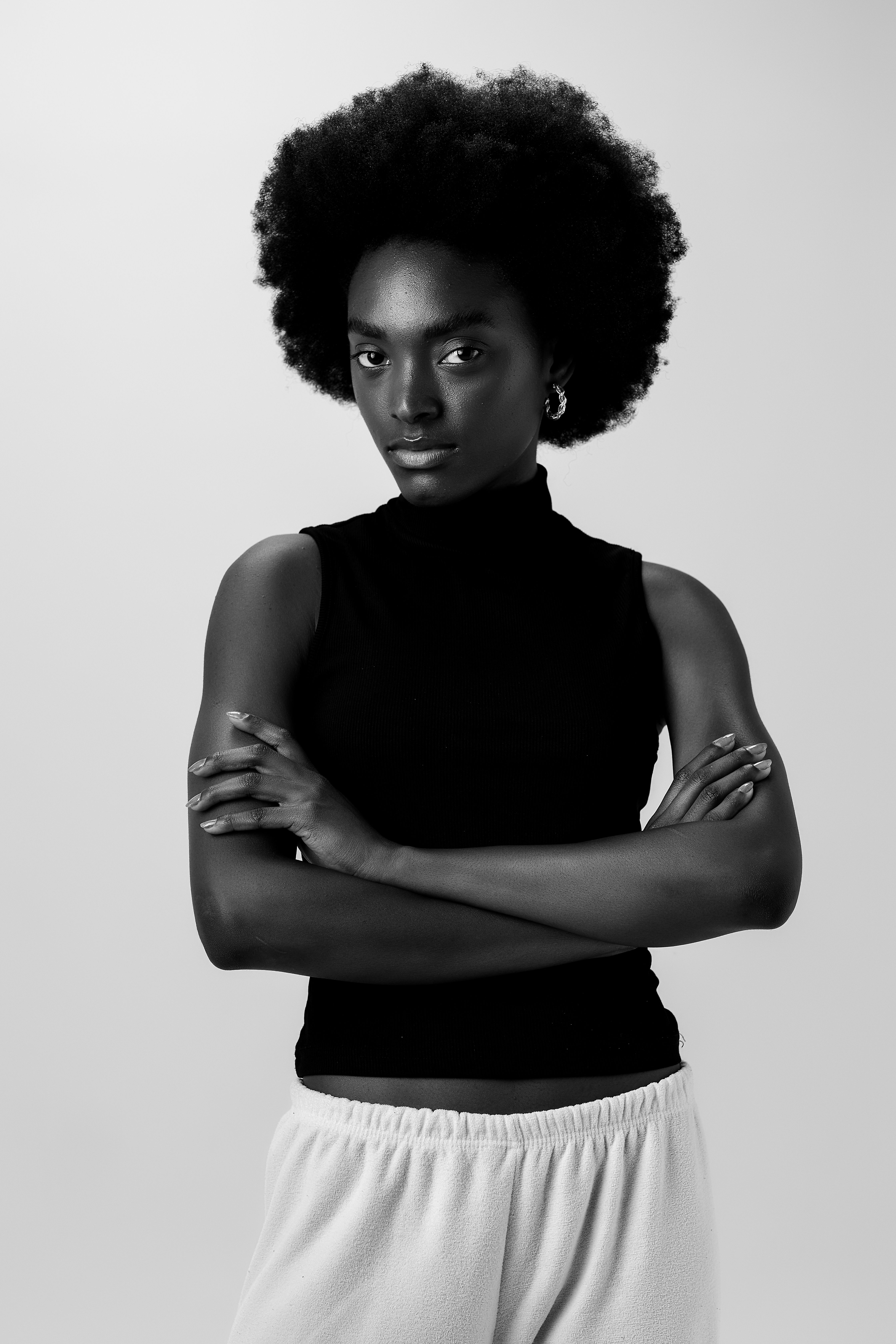 Portrait of Woman with Arms Crossed in Black and White · Free Stock Photo