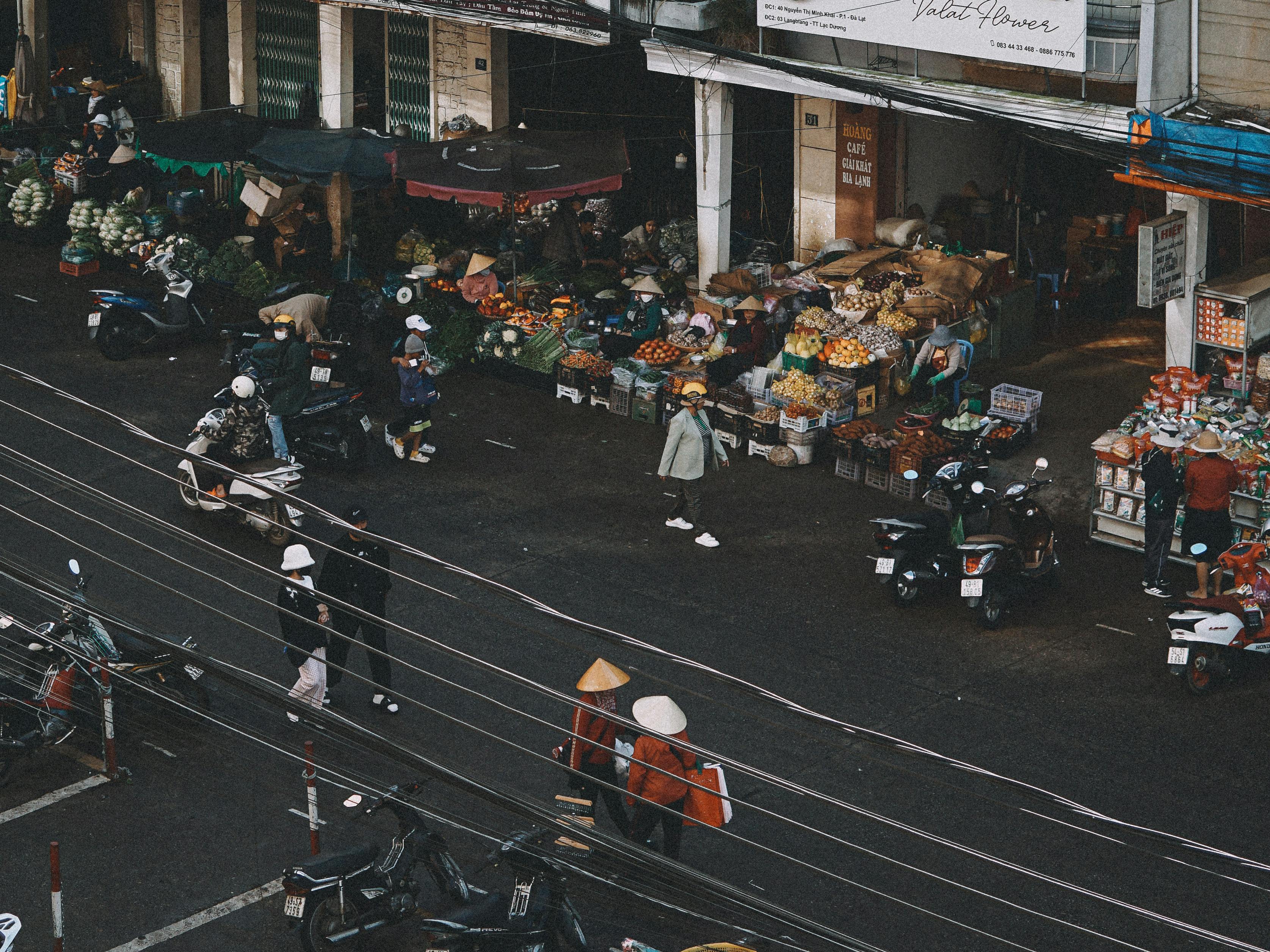Tiệm tạp hóa Việt Nam bứt phá cùng GrabMart, ShopeeFood, Gojek