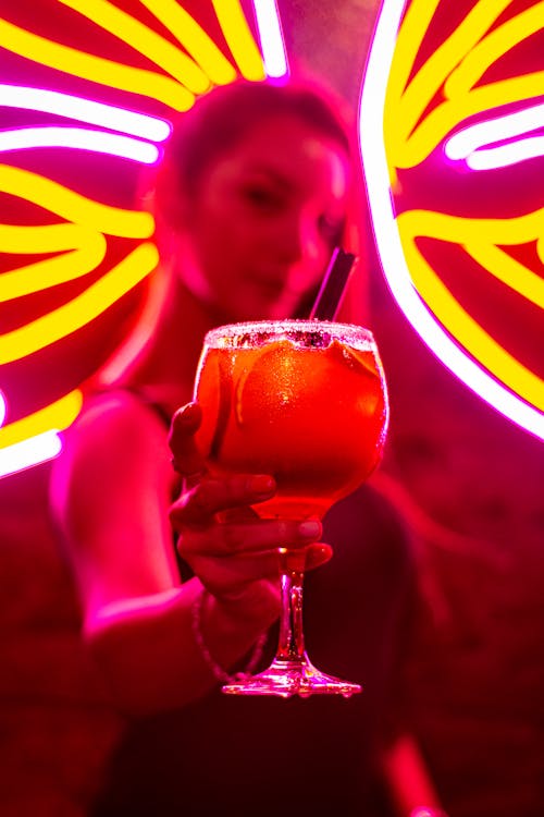 Kostenloses Stock Foto zu alkohol, cocktail, farbiger hintergrund