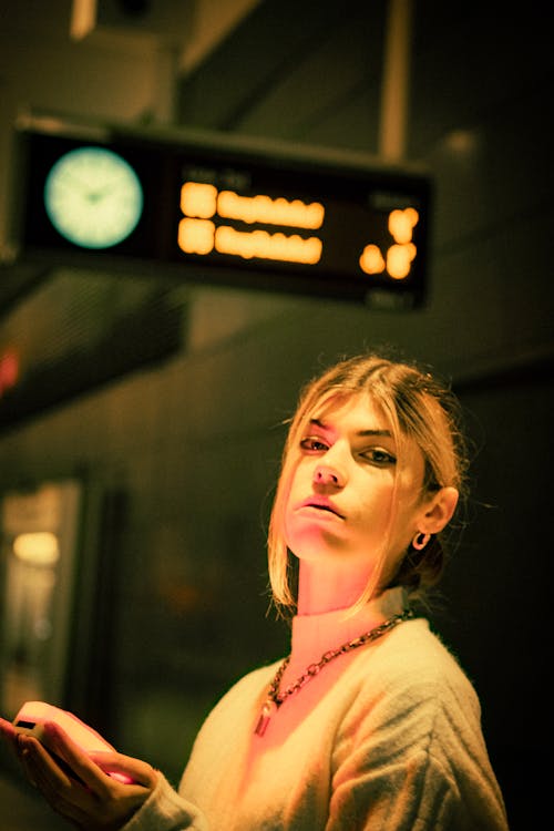 Foto stok gratis fotografi mode, kaum wanita, kereta bawah tanah