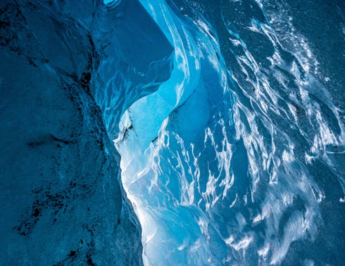 氷河の氷の洞窟