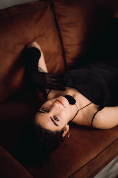 Fotobanka s bezplatnými fotkami na tému bruneta, čierne šaty, elegantný