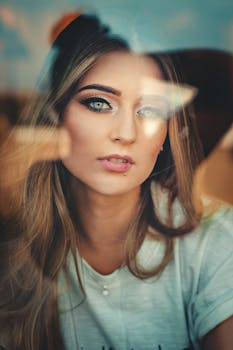 一幅女人的肖像凝视着玻璃，展现出自然的美与魅力