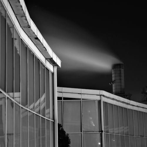 Darmowe zdjęcie z galerii z budynek biurowy, budynek od zewnątrz, czarno-biały