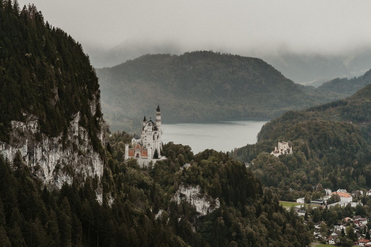 Castelul Neuschwanstein din Bavaria, Germania, înconjurat de păduri și munți