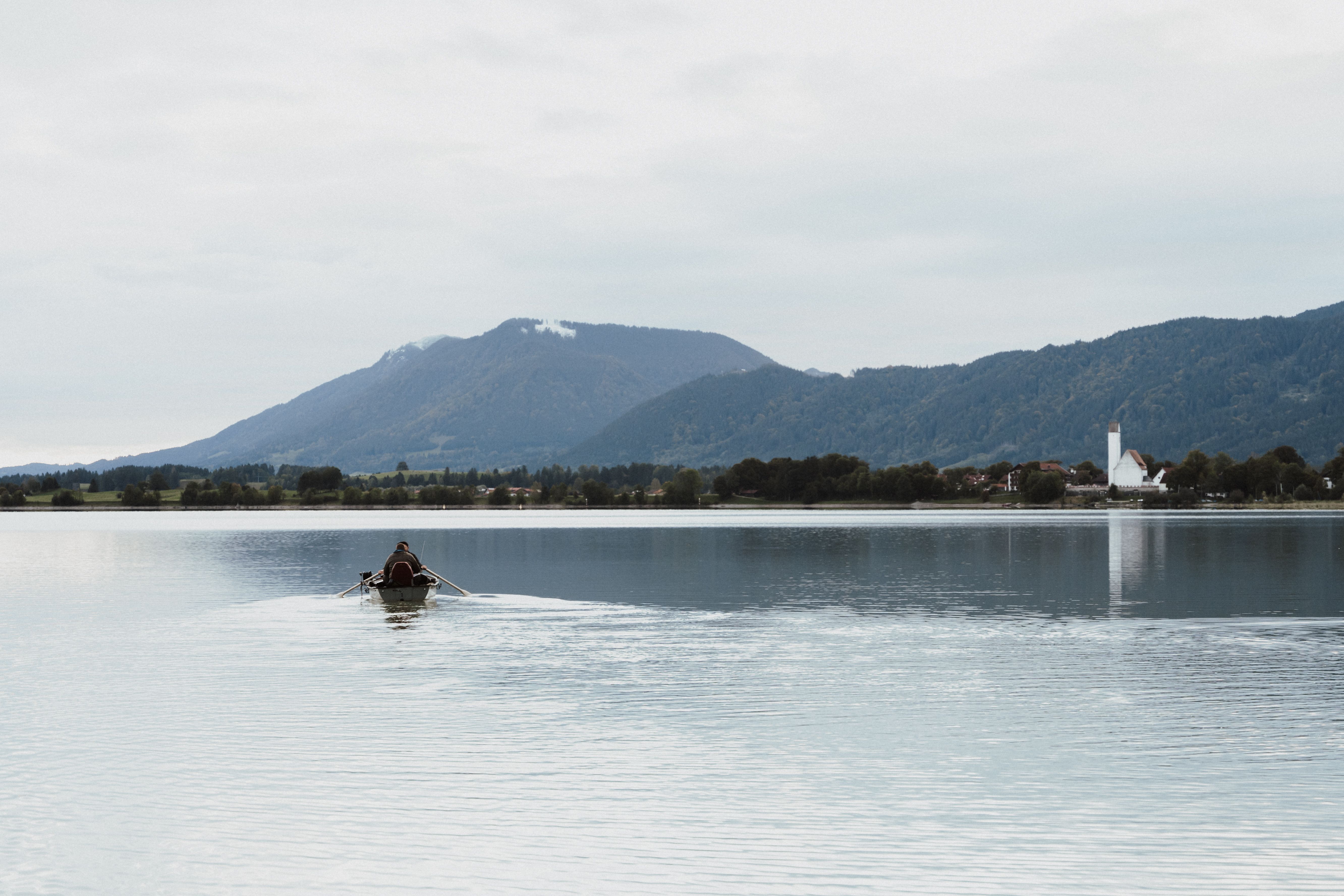 Hallstätter See lake with scenic mountain views in Austria
