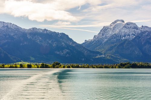 Free Captivating view of a serene lake with majestic snowcapped mountains in Bavaria, Germany. Stock Photo
