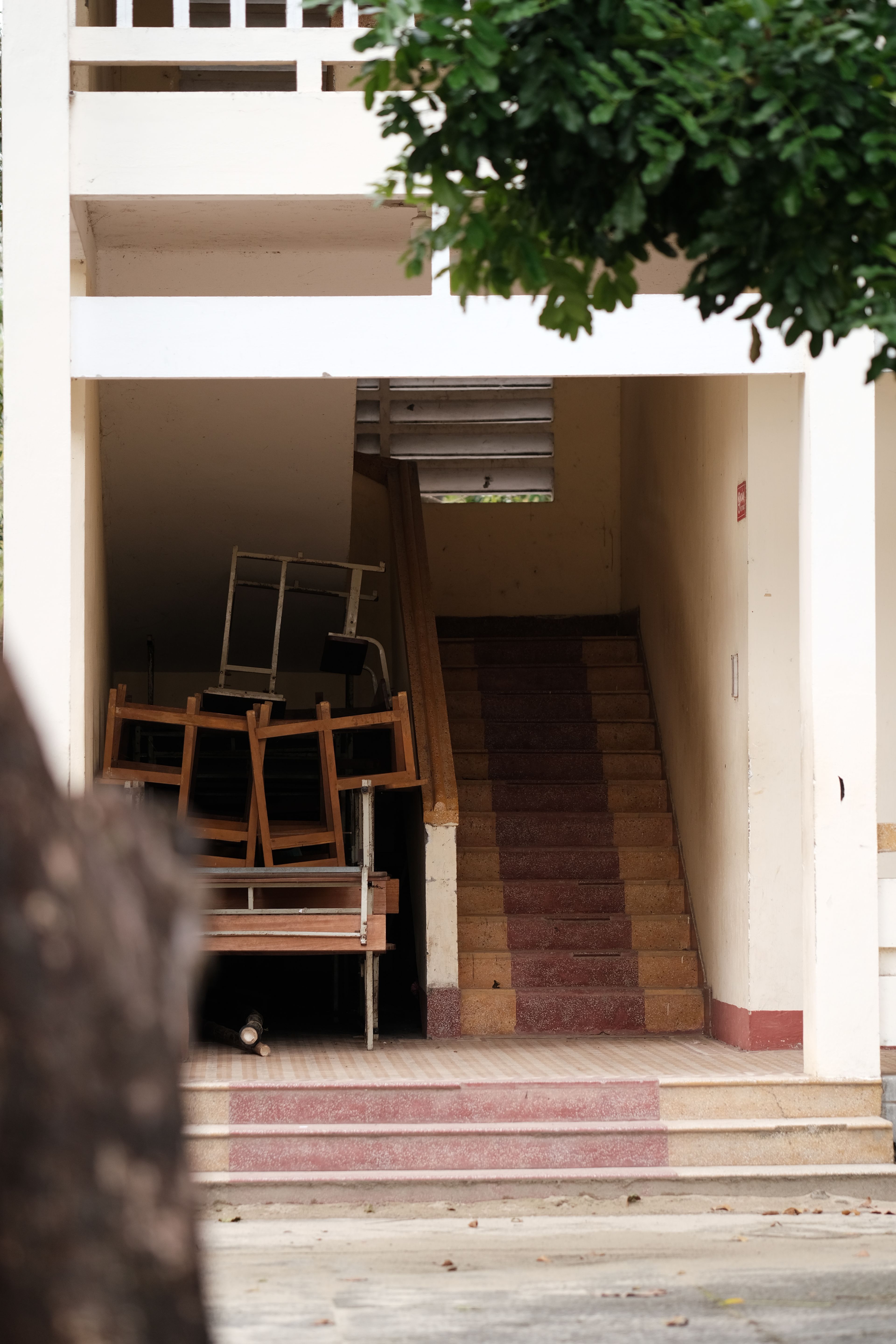 Cage d'escalier d'un immeuble collectif récent, sol lisse et garde-corps clair