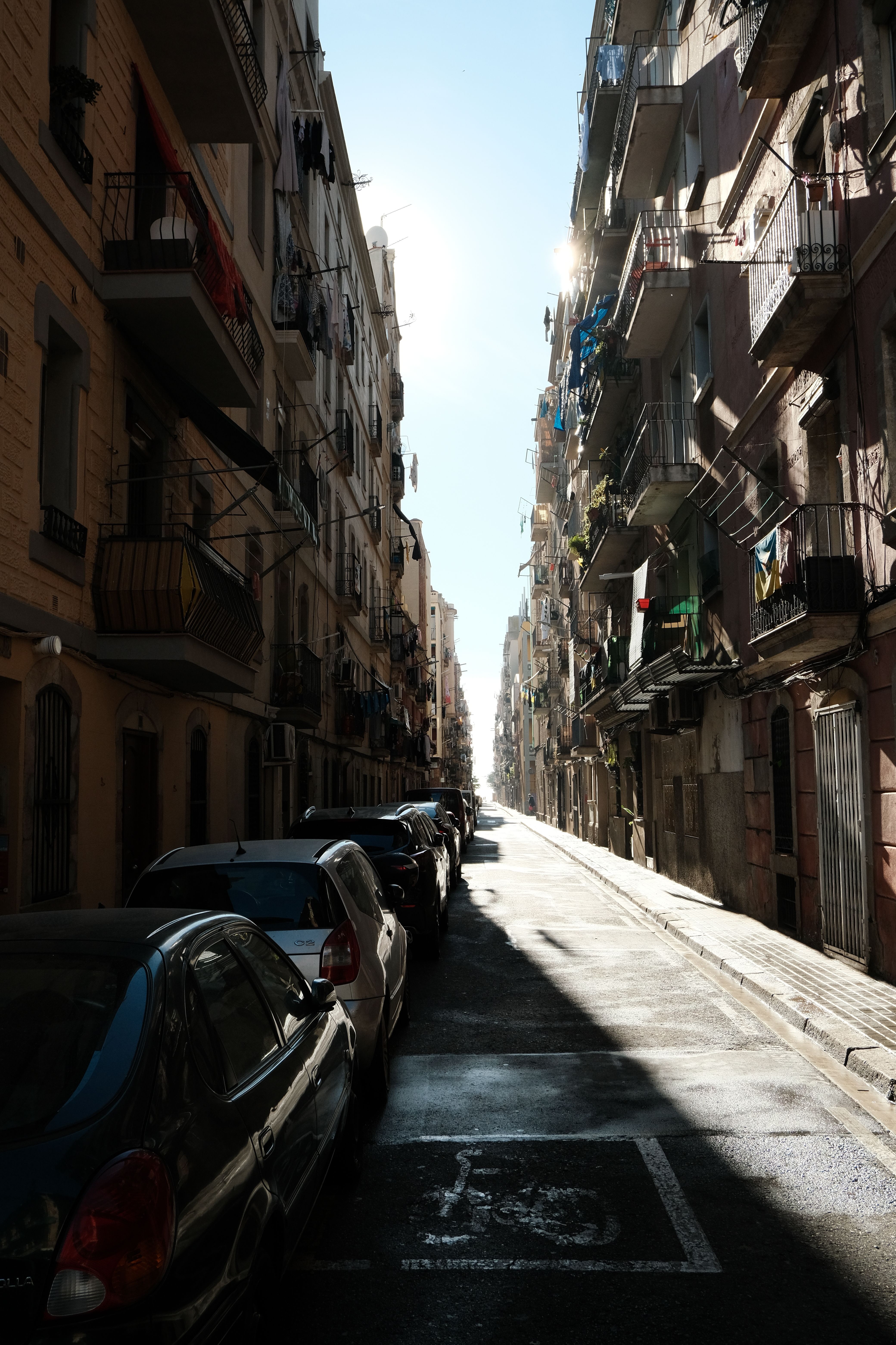 Narrow Street in Shadow · Free Stock Photo
