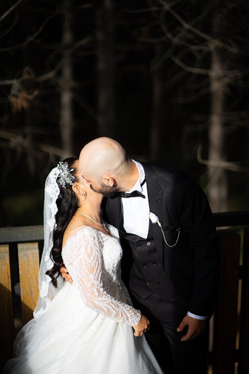 결혼 사진, 껴안고 있는, 남자의 무료 스톡 사진