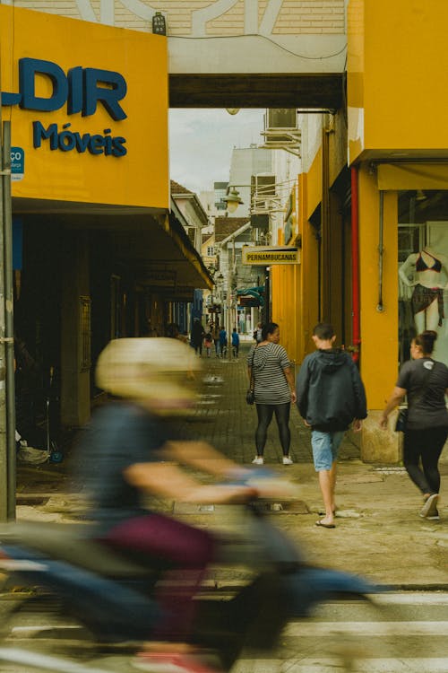 Kostenloses Stock Foto zu bewegungsunschärfe, menschen, schmale gasse