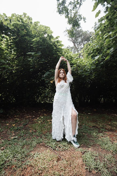 Безкоштовне стокове фото на тему «біла сукня, вертикальні постріл, довгий»