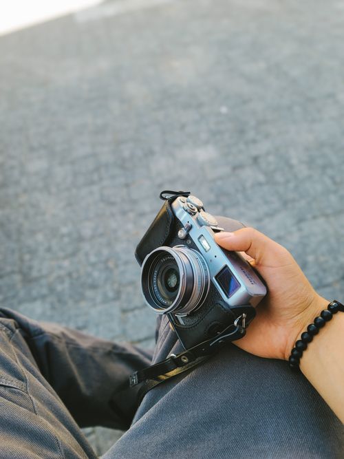 Free Close-up of a person holding a camera outdoors in Kartal, İstanbul. Stock Photo