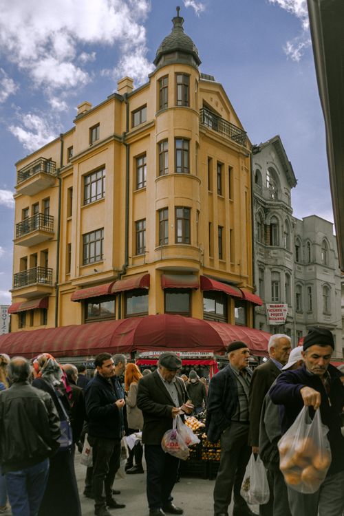 Free People shopping at a street market in Ankara, Türkiye, near a historic building. Stock Photo