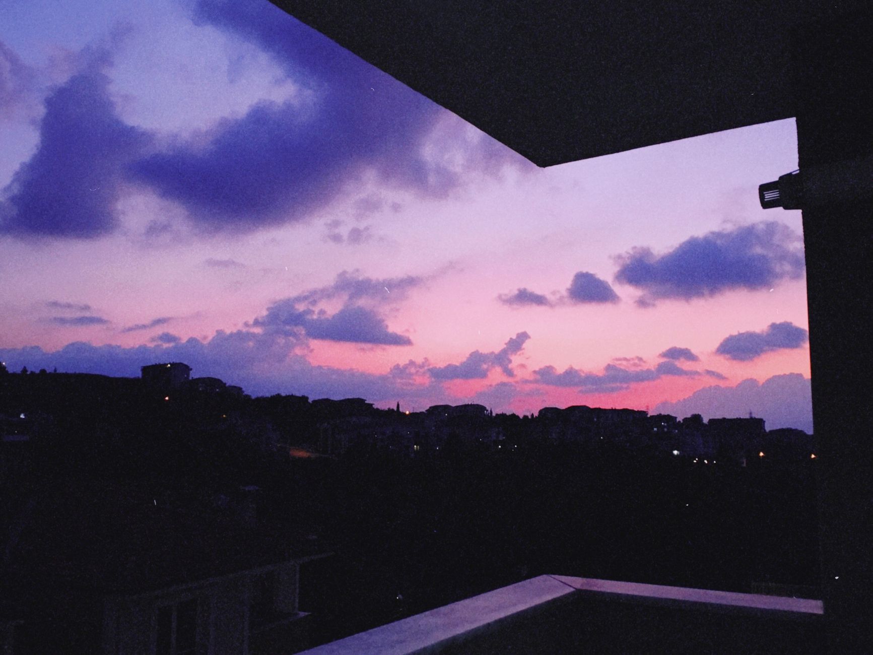 Un cielo violeta sobre la silueta de la ciudad