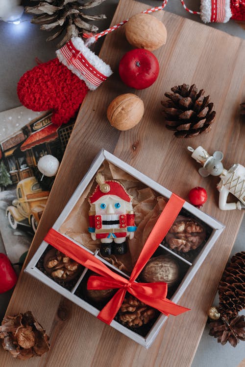 Základová fotografie zdarma na téma adventní, borové šišky, dřevěná deska