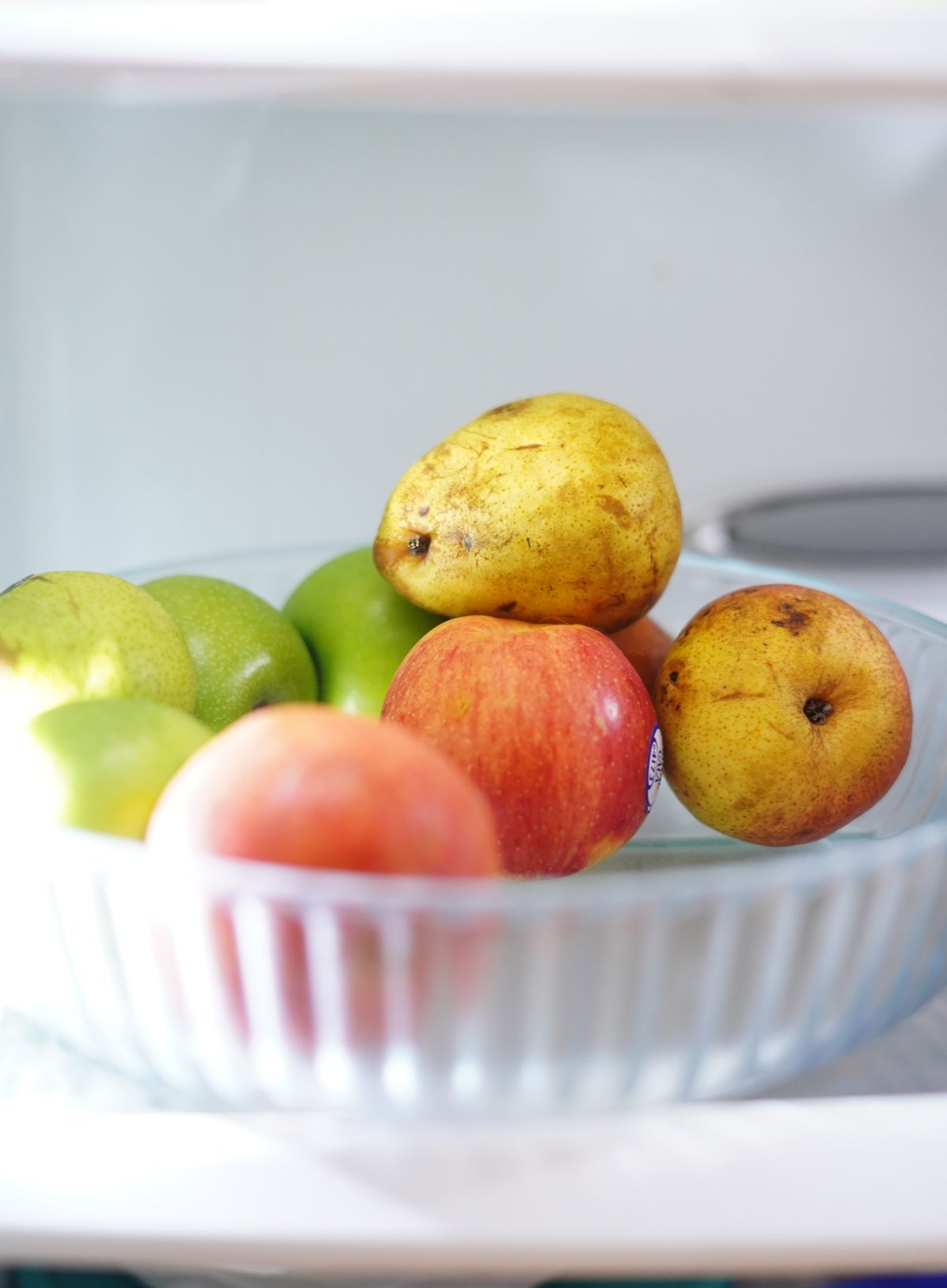 Manzanas y peras en un cuenco
