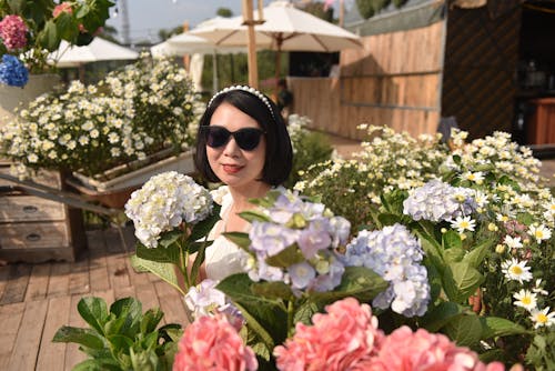 Безкоштовне стокове фото на тему «азіатська жінка, брюнетка, квіти»