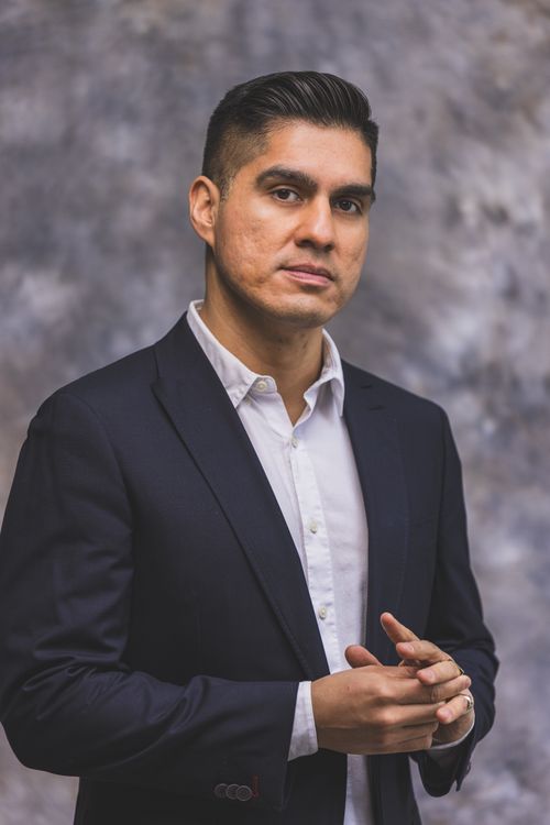 Free Portrait of a sophisticated man in a suit, offering elegance and professionalism. Stock Photo