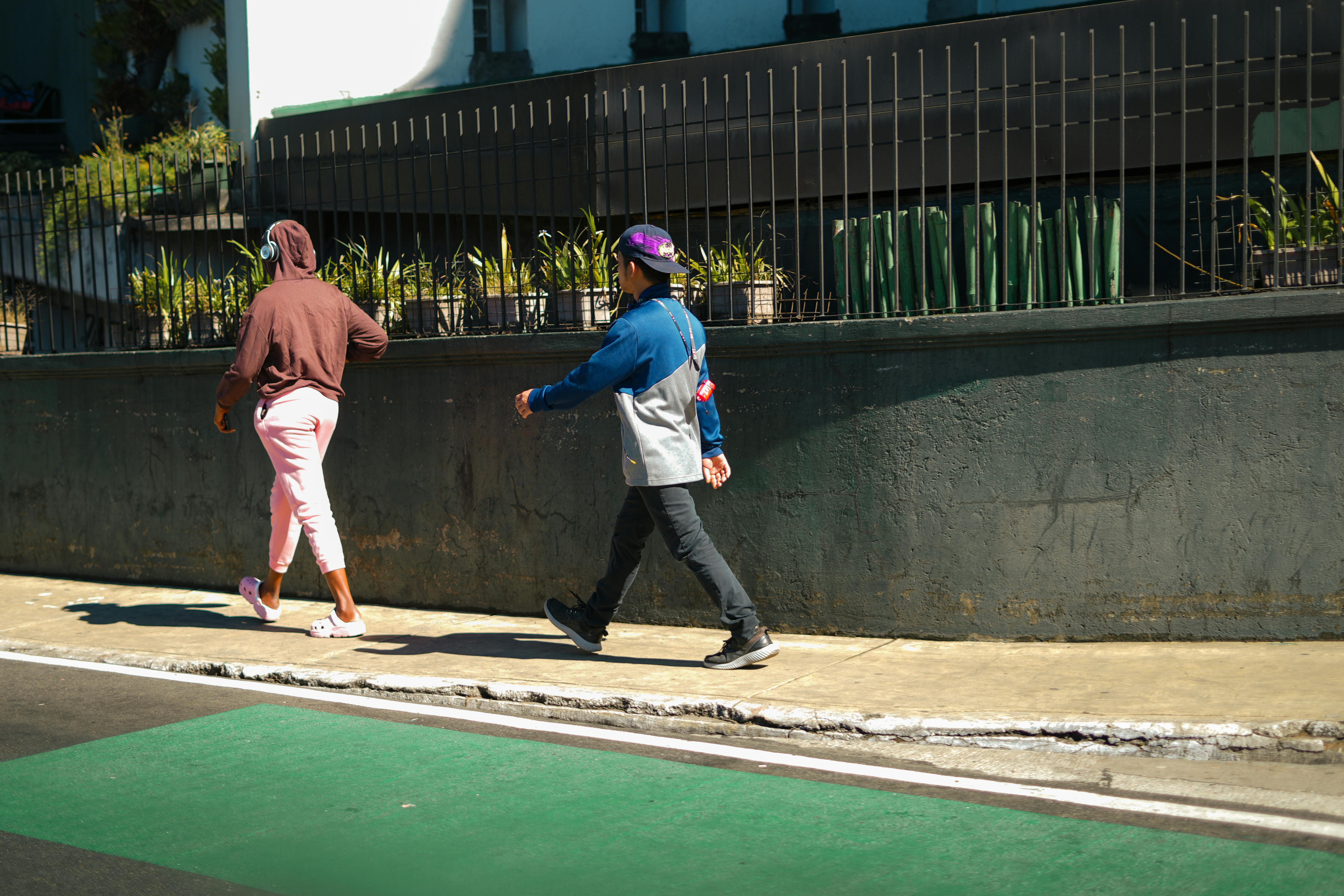 Better integrating walking and public transport is key to enhance active mobility, shows UN policy brief — Photo by Kenneth S