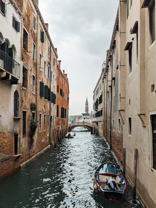 Foto d'estoc gratuïta de barca, blocs de pisos, canal