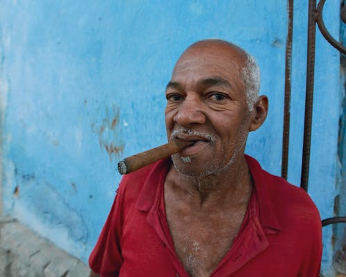 Kostnadsfri bild av äldre, bildjournalistik, cigarr