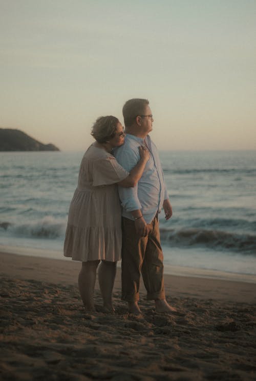 Foto profissional grátis de abraçando, areia, casal