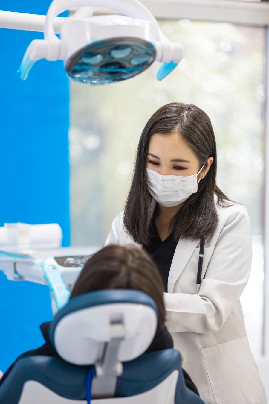 Dentista atendendo paciente em clínica odontológica