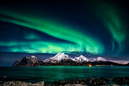 Aurore boréale verte au-dessus d'un paysage enneigé islandais